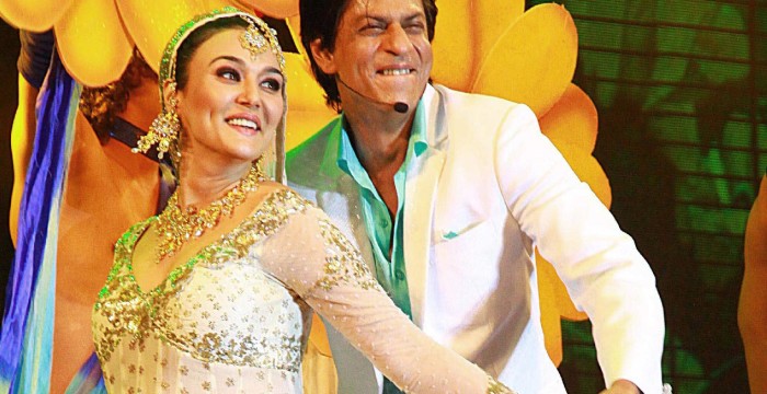 Shahrukh Khan and Preeti Zinta performing for an concert on Veera zaara Song